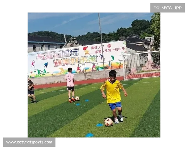 学校与俱乐部携手举办足球夏令营活动